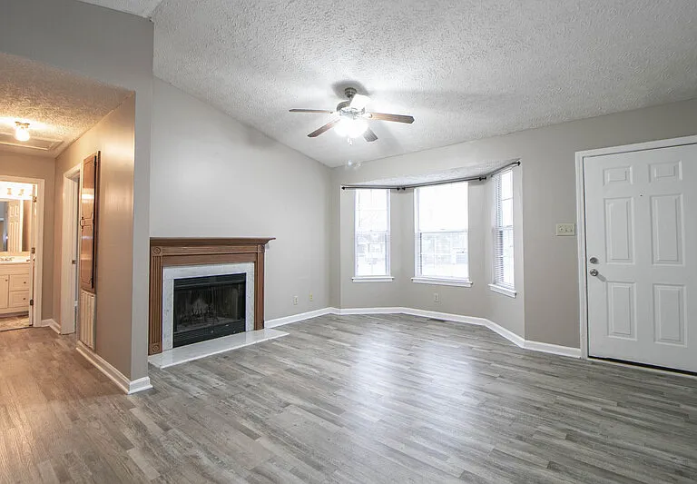 131 Lilian Dr — Photo 4