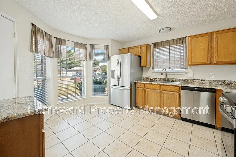 3 bed, 2.0 bath, 1345 sqft, $1,799 — Photo 4