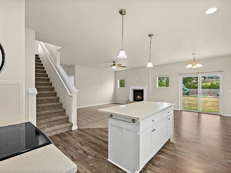 702 Hubbard Rd SE — Photo 8