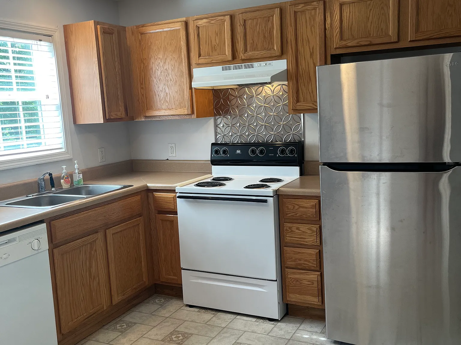 2 bed, 1.5 bath, 1000 sqft, $1,600 — Photo 2