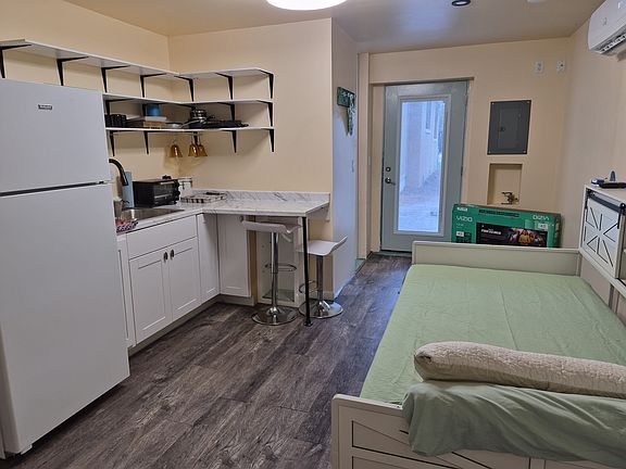 3rd image of 209 N E St #4
