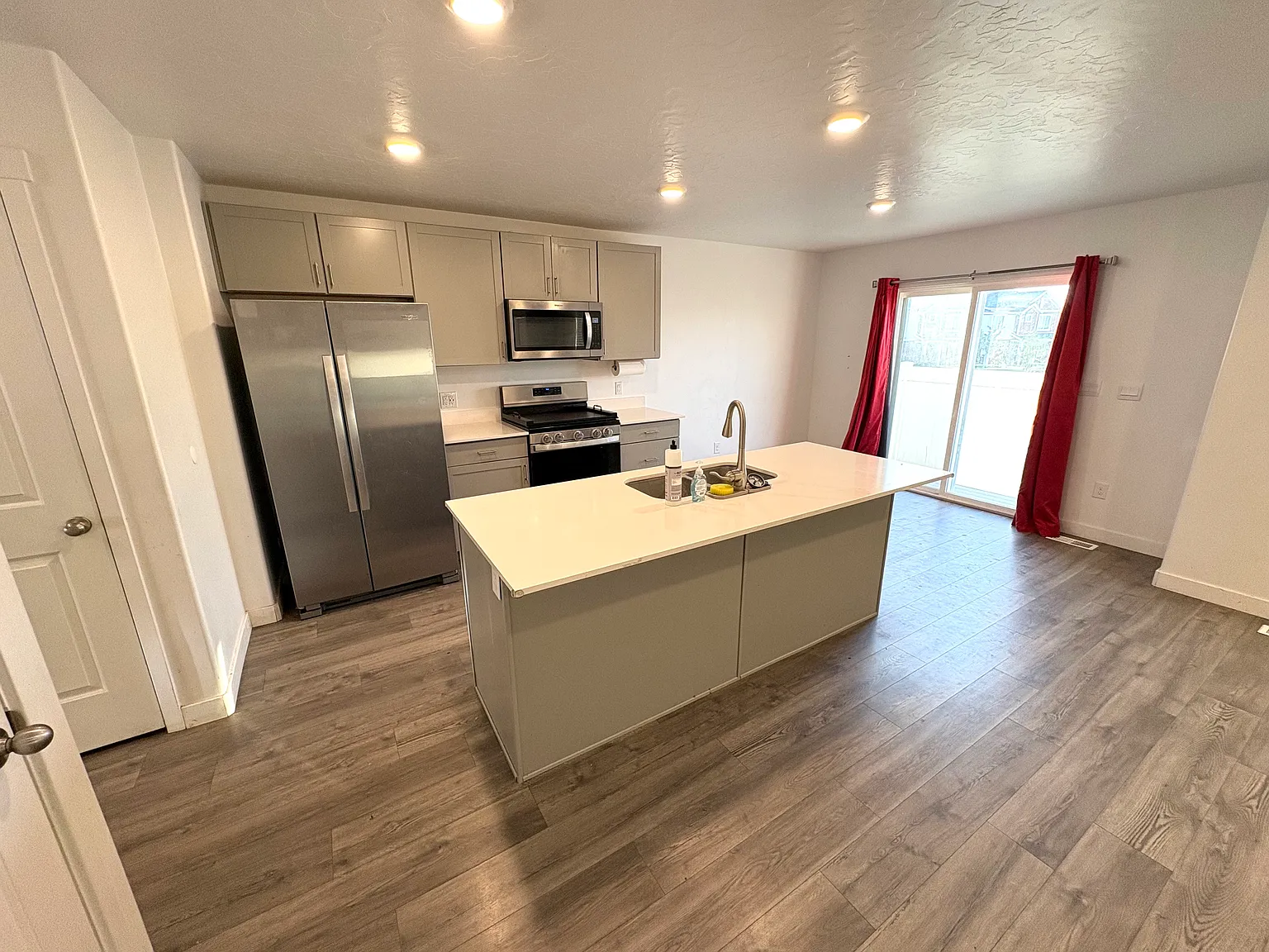 4 bed, 2.5 bath, 2200 sqft, $2,100 — Photo 4
