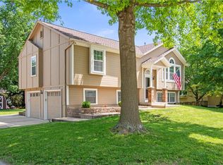 1302 Huntington Ln, Greenwood, MO 64034