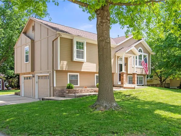 1302 Huntington Ln, Greenwood, MO 64034