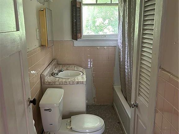3rd image of 2438 Joseph St