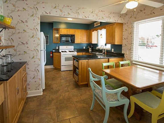 3rd image of 10114 Beaconsfield Dr