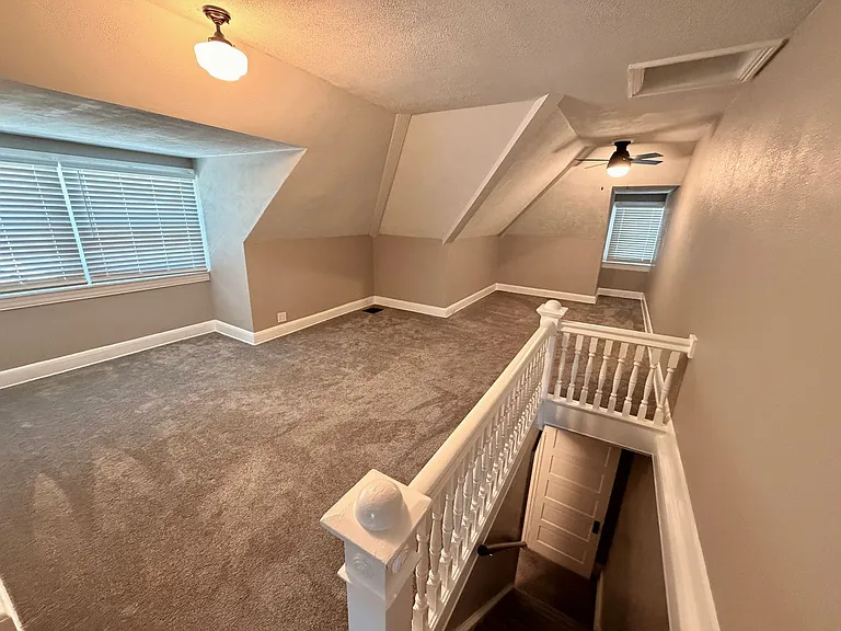 1050 Edgar Ave — Photo 11
