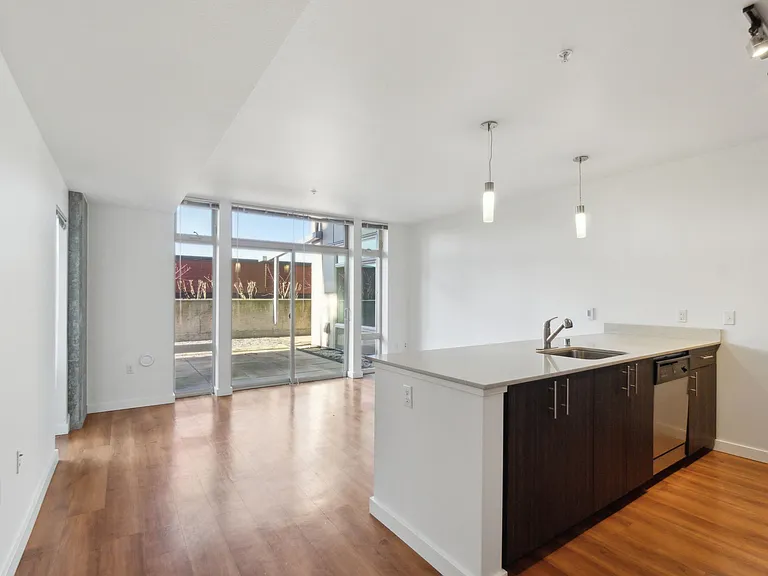 REO Flats — Photo 8