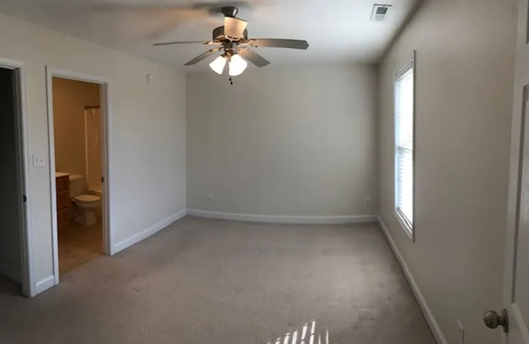 3 bed, 2.5 bath, 1035 sqft, $1,700 — Photo 2