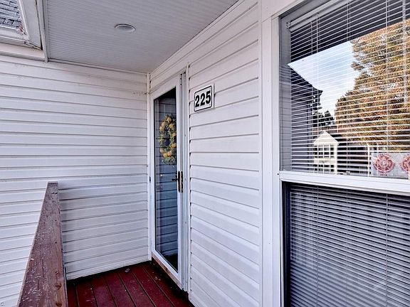 4th image of 225 Persimmon Dr