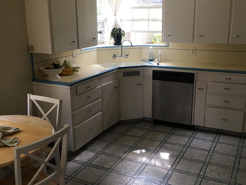 Cute Kitchen, dishwasher, stove