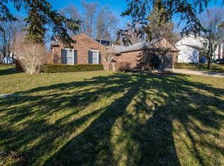 8930 Sussex St, White Lake, MI 48386