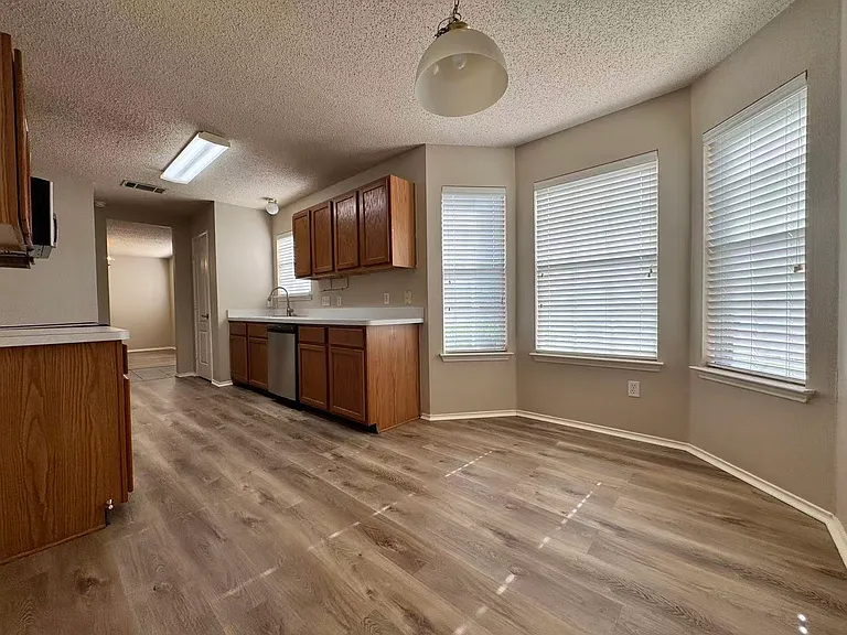 1202 Meadowgate Dr — Photo 7