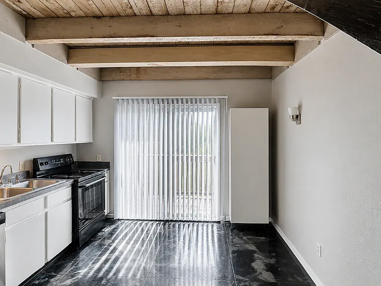 4900 El Campo Ave #6 — Photo 3