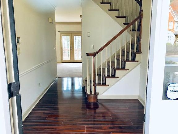 Foyer looking into Livingroom/Dinning