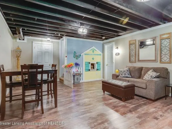 7416 Golf Gate Dr, Lansing, MI 48917