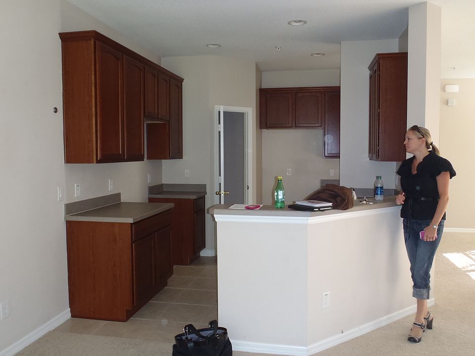 Has new stainless steel appl