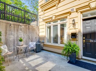 78 Carr St #39, Toronto, ON M5T 1B7