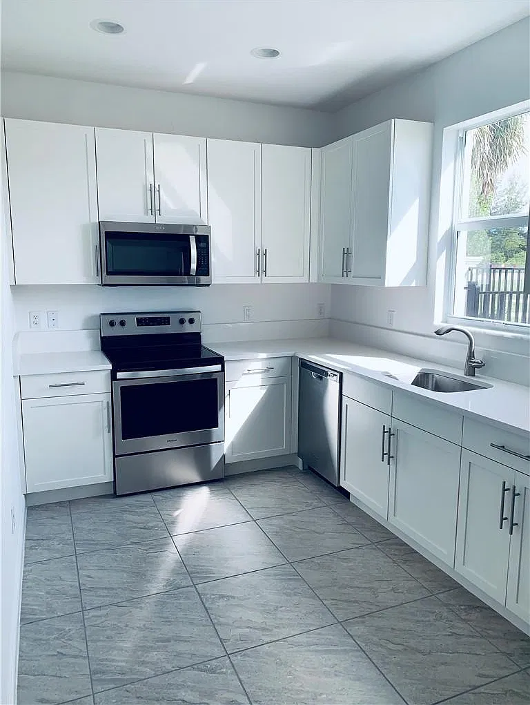 3 bed, 3.0 bath, 1734 sqft, $3,395 — Photo 2