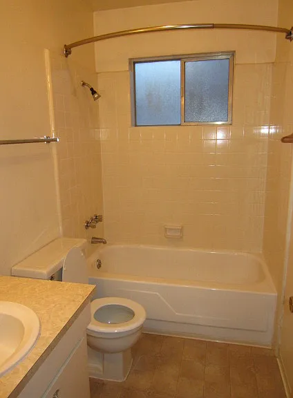 525 NW C St #C — Photo 6