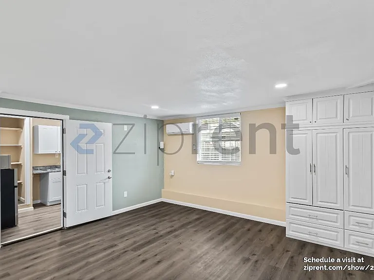 1935 Kinross Way #C — Photo 10