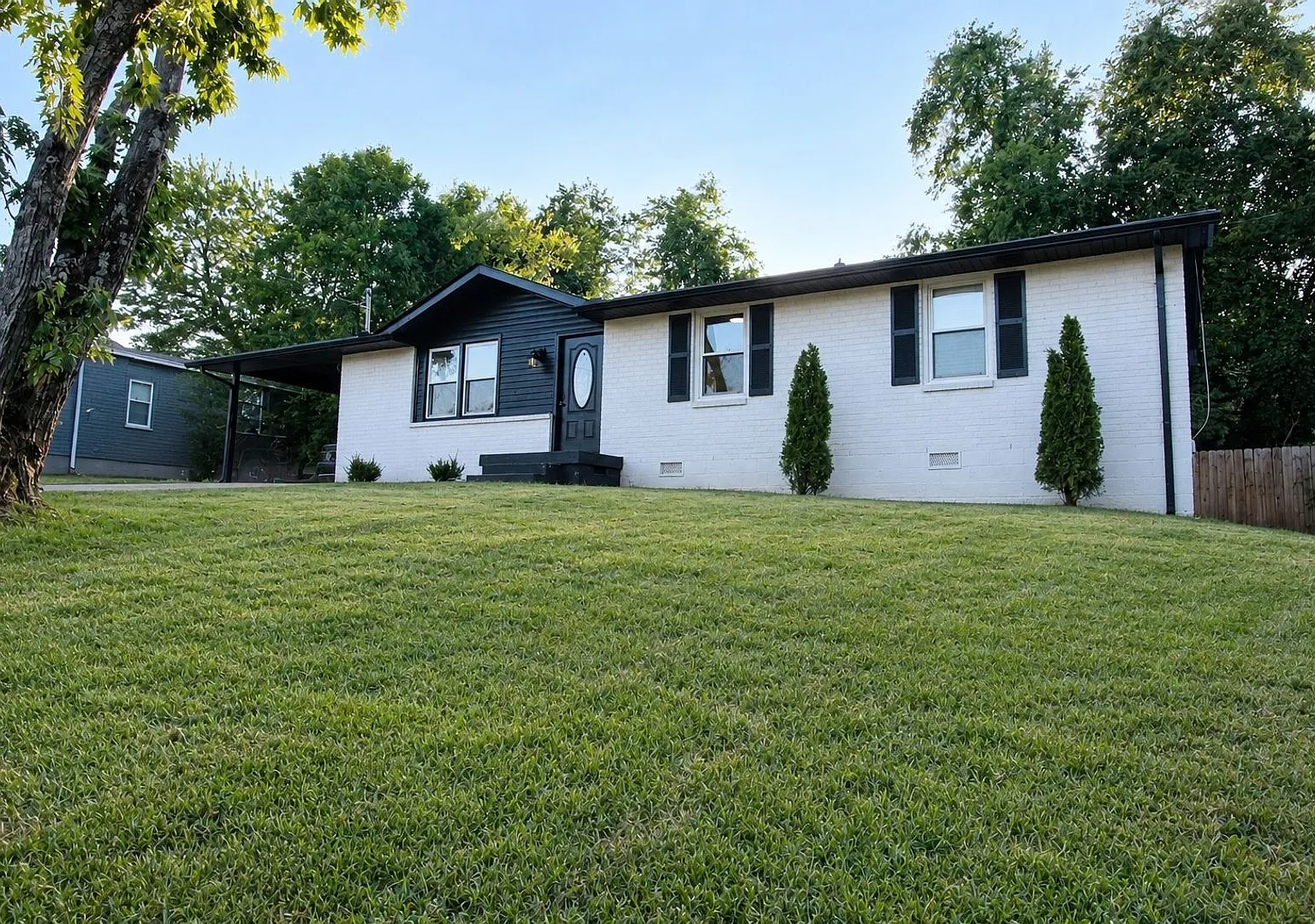 Charming 3BR House in Hendersonville — Photo 1