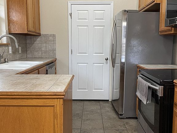 5th image of 2513 Queenston Ave