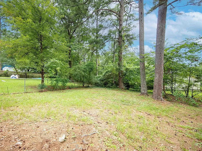 1037 Dawn Dr — Photo 3