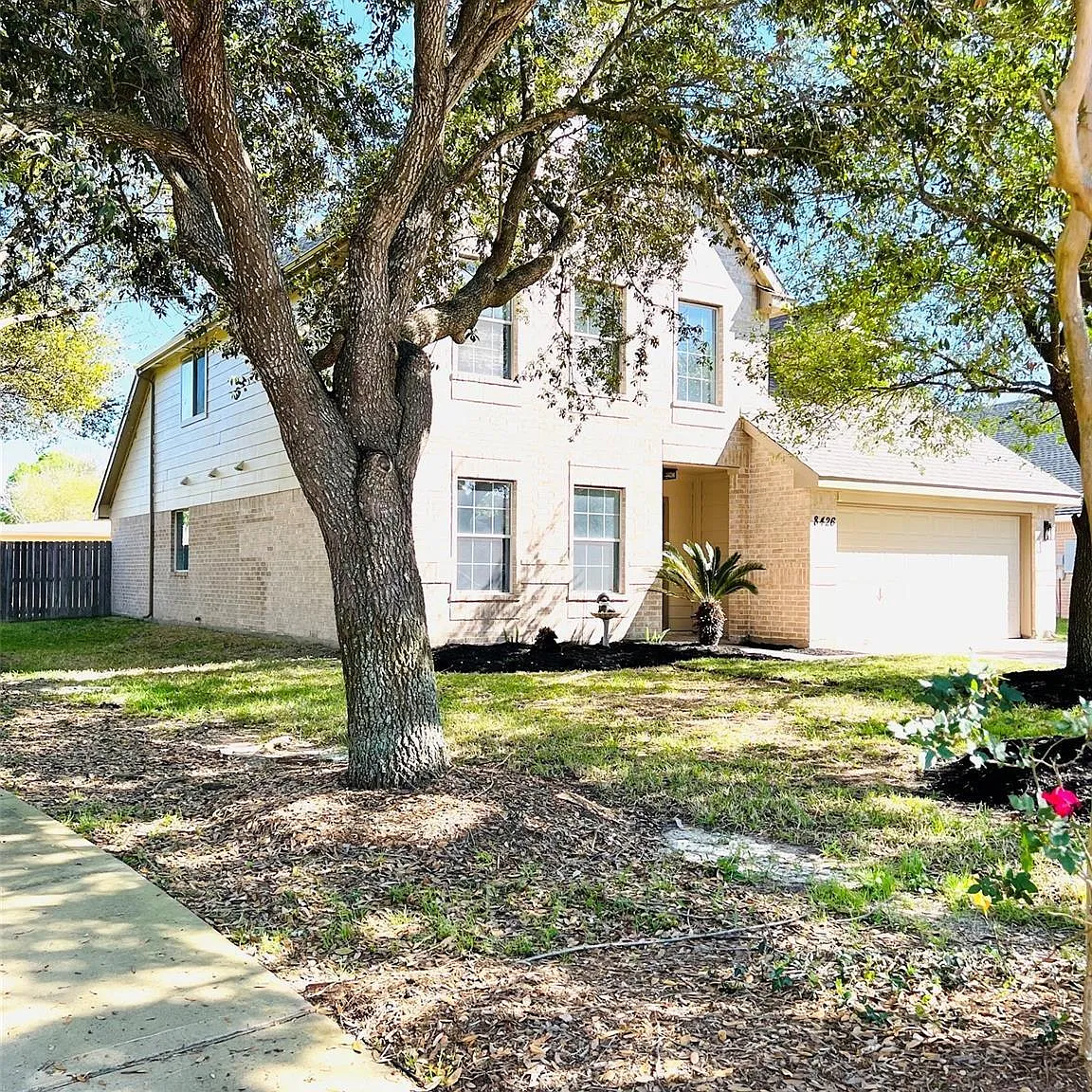 5 bed, 2.5 bath, 3072 sqft, $3,600 — Photo 2