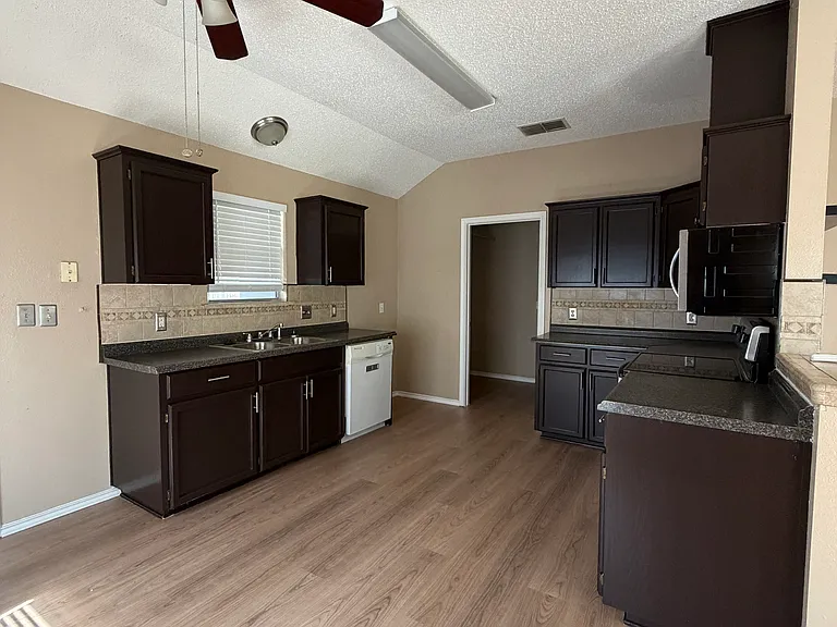 7901 Elk Dr — Photo 3