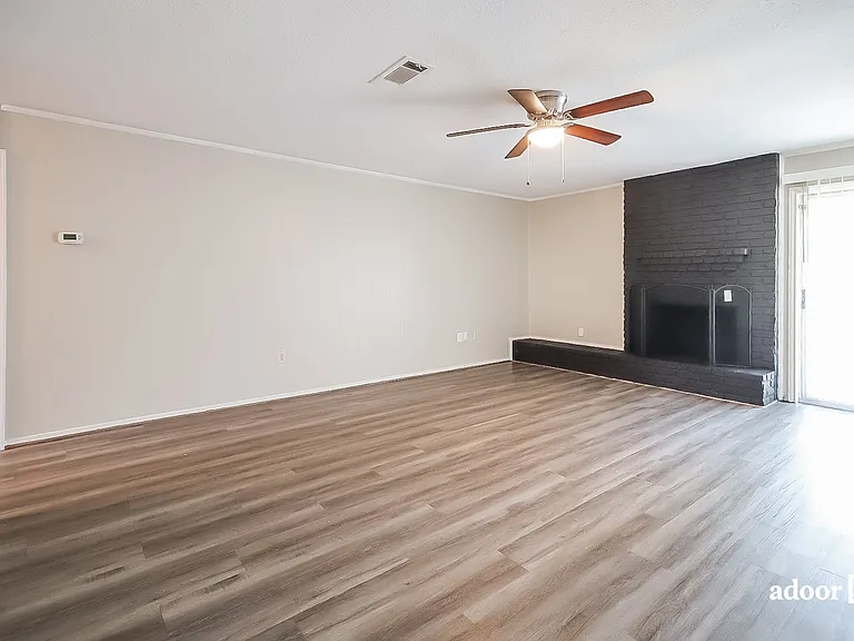 210 Castlewood Dr — Photo 7