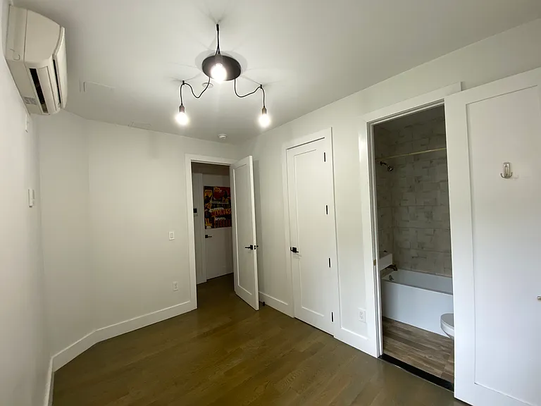 961 Seneca Ave #1B — Photo 4