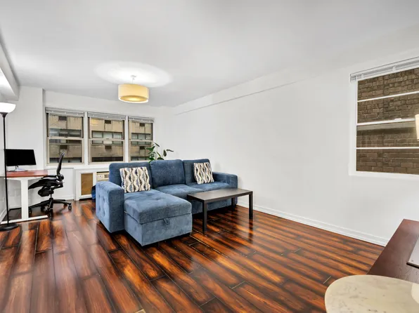 321 East 45th Street 8H image 1 of 5
