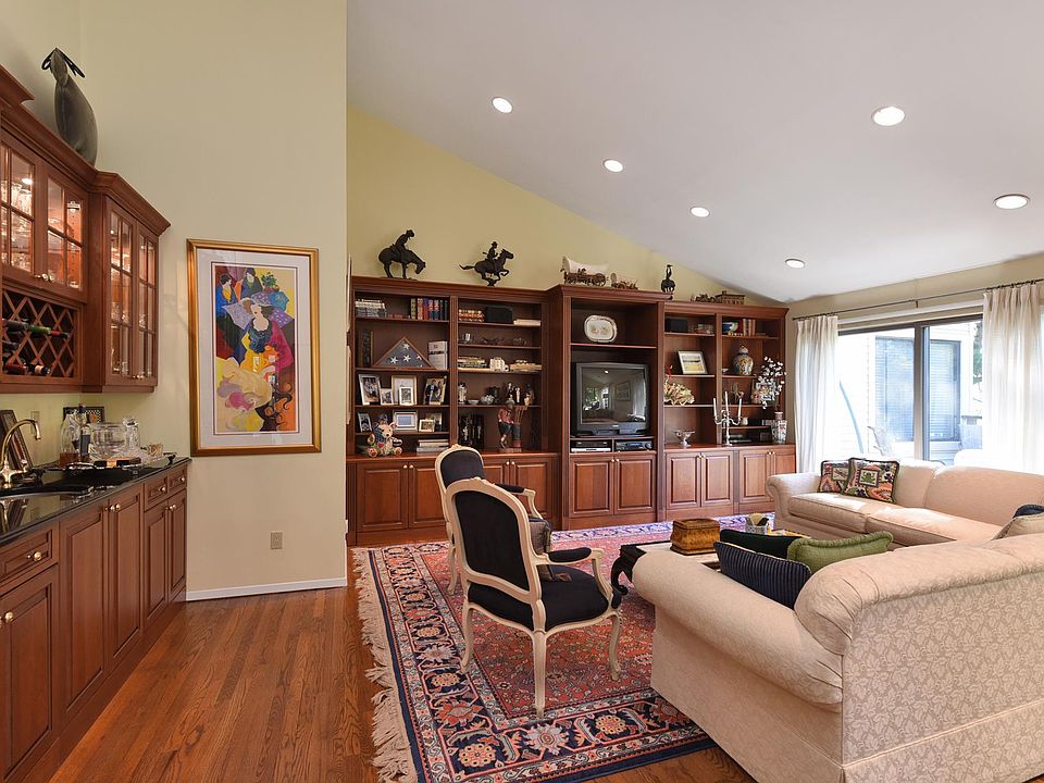1st image of 250 Oriole Ct