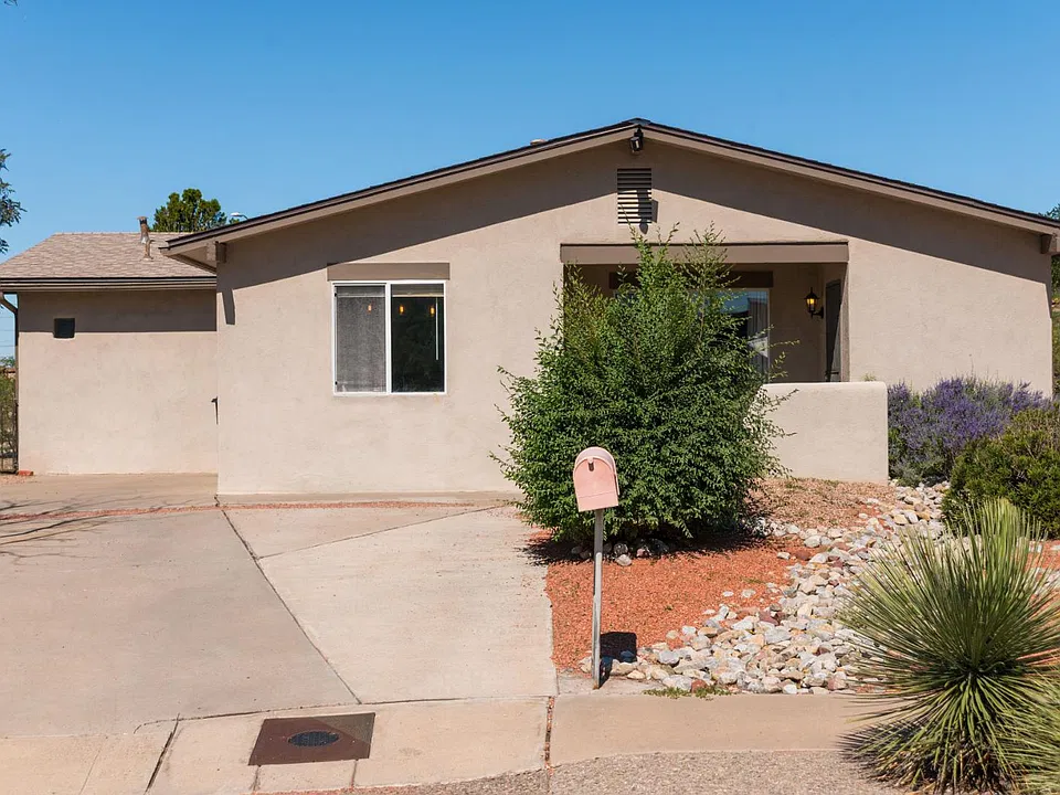 717 Tranquilino Ct NE