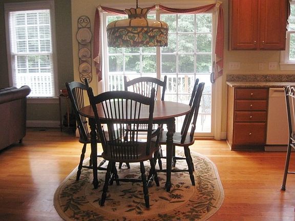 Eat-in kitchen