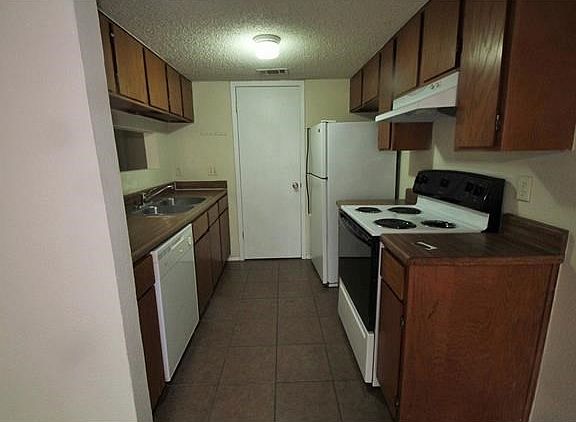 3rd image of 1013 Fieldwood Dr #B