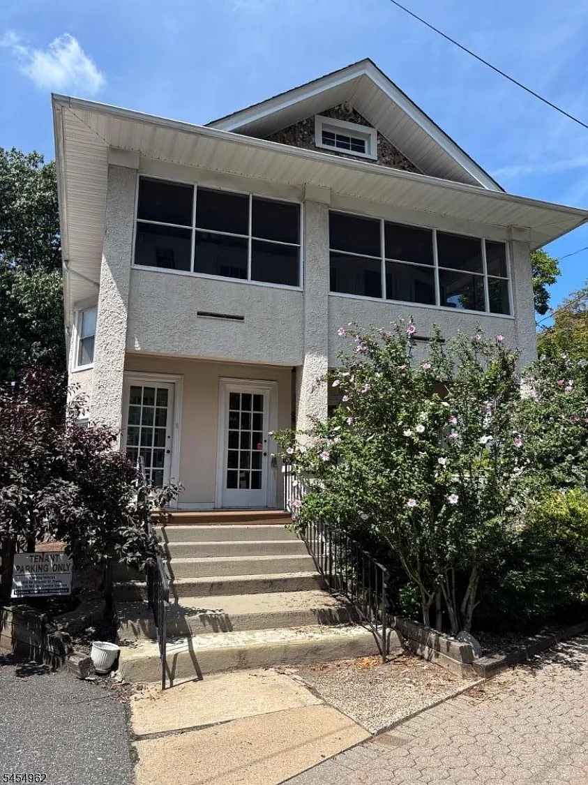 2 bed, 1.0 bath, $2,800 — Photo 1