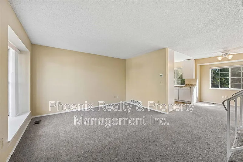 3 bed, 1.0 bath, 1496 sqft, $2,700 — Photo 2