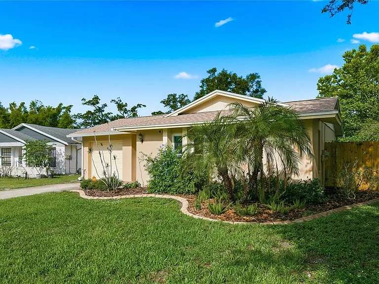 2914 Cypress Green Dr — Photo 2