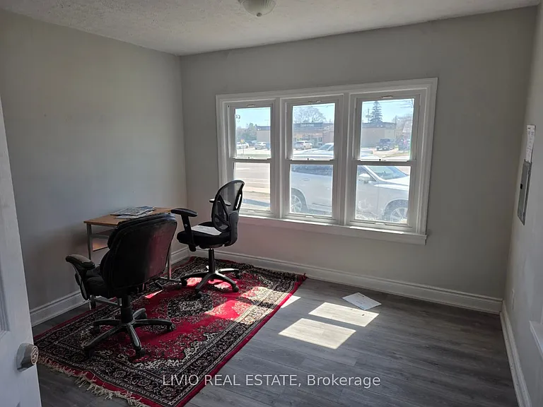 323 Queen St E — Photo 14