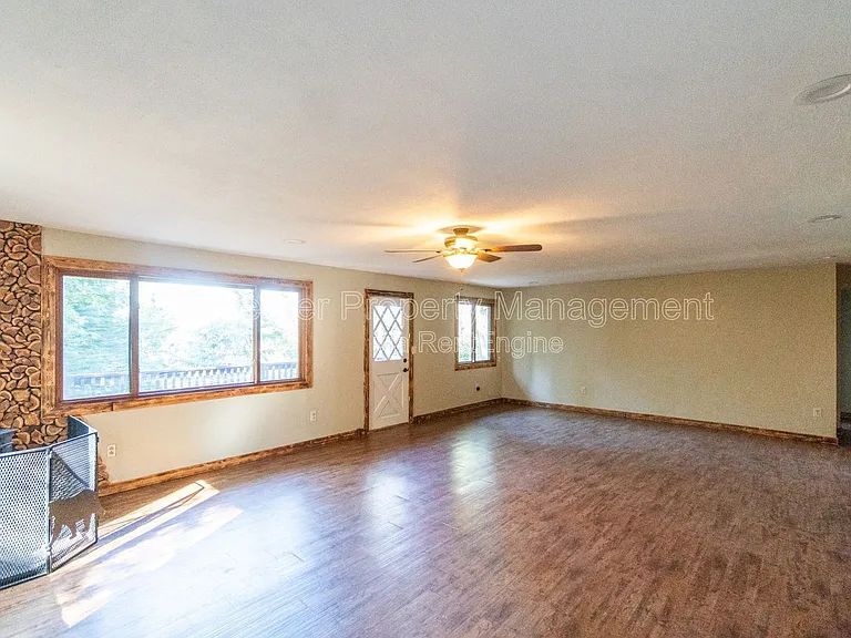 1407 W Spring Ln — Photo 8