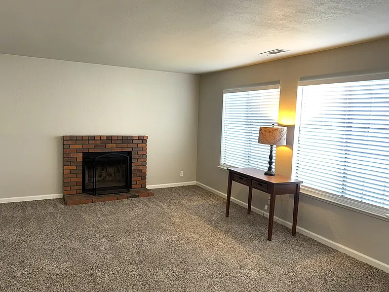 875 E Cromwell Ave — Photo 8