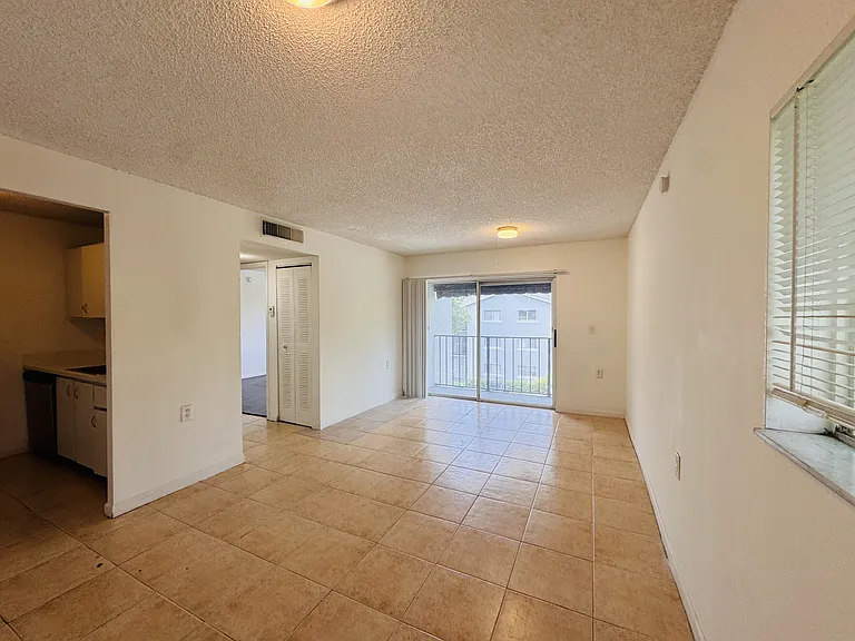 1068 N Benoist Farms Rd — Photo 31