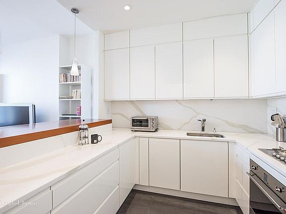 3rd image of 425 E 9th St APT 3B