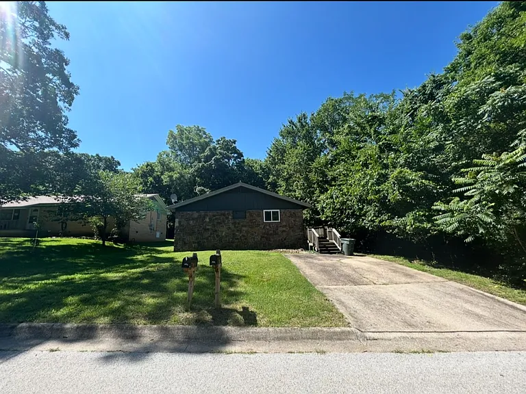 821 E Lakeside Dr — Photo 3