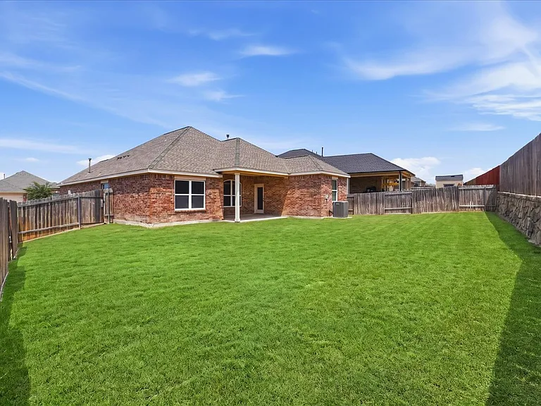 411 Winchester Dr — Photo 15