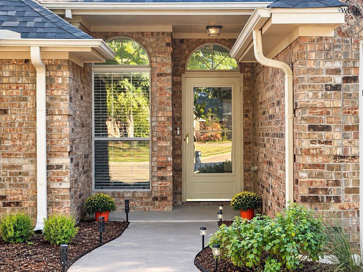 3 bed, 2.0 bath, 1818 sqft, $2,200 — Photo 2