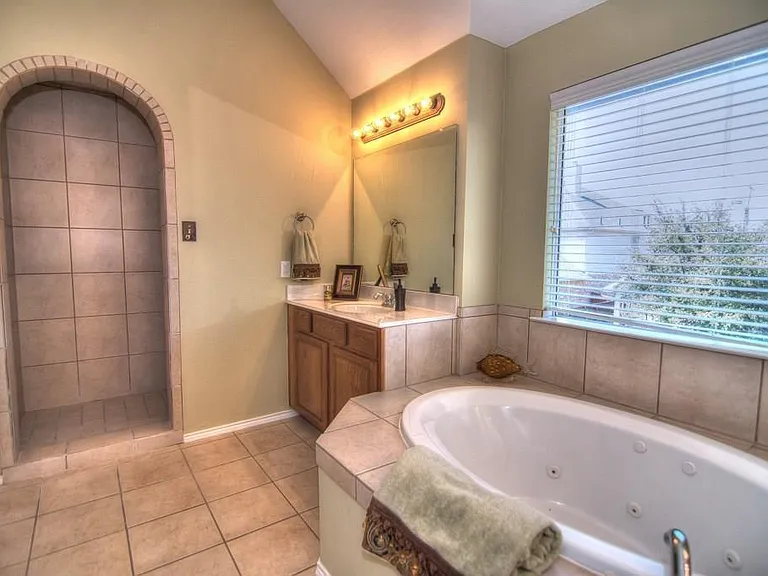 9400 Woodhurst Dr — Photo 18