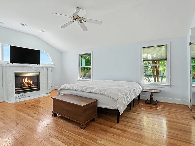 1528 Iredell Dr — Photo 9